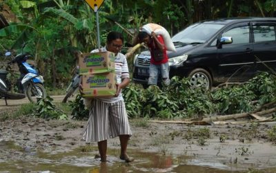 Mendistribusikan bantuan ke desa Mauliru
