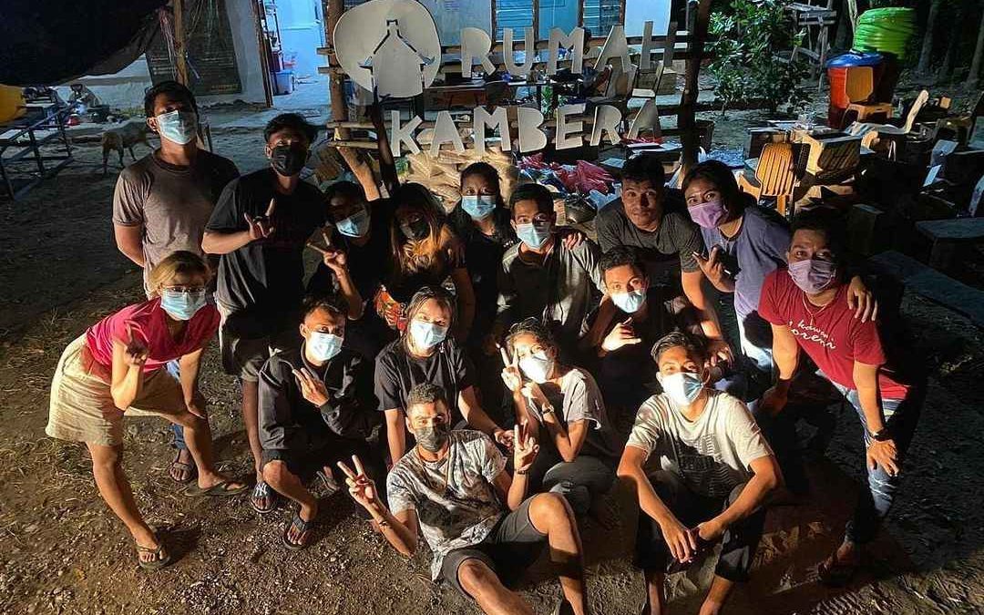 Kawan-kawan dari Tim Bantuan Medis Janarduta malam tadi berpamitan.