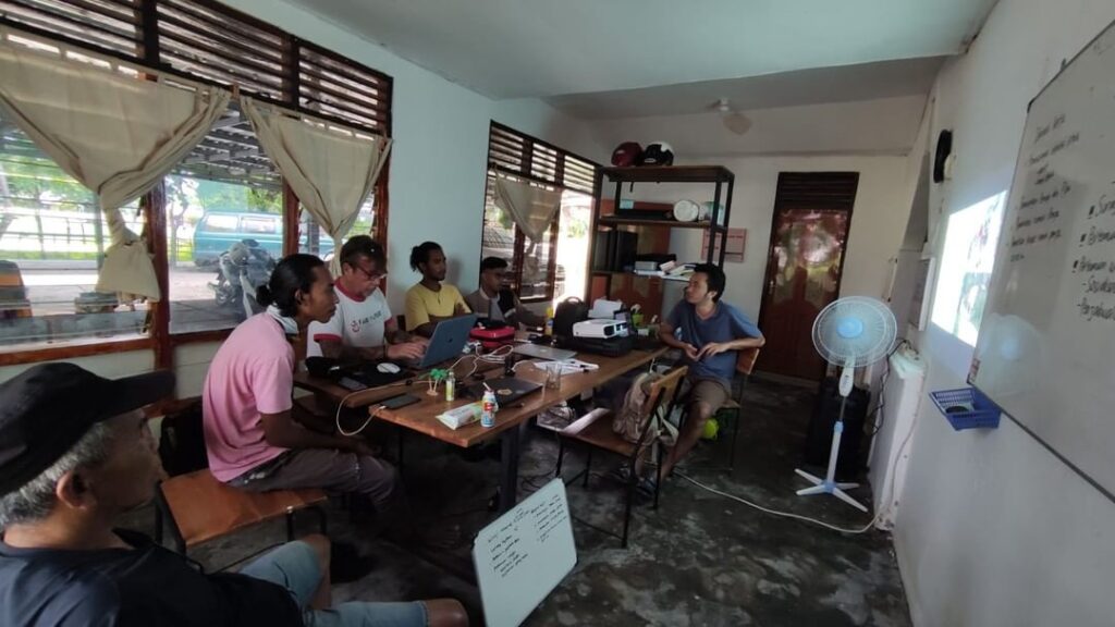 Kawan Baik & Fair Future Indonesia berkoordinasi dengan tim Sumba di home base Rumah Kambera.