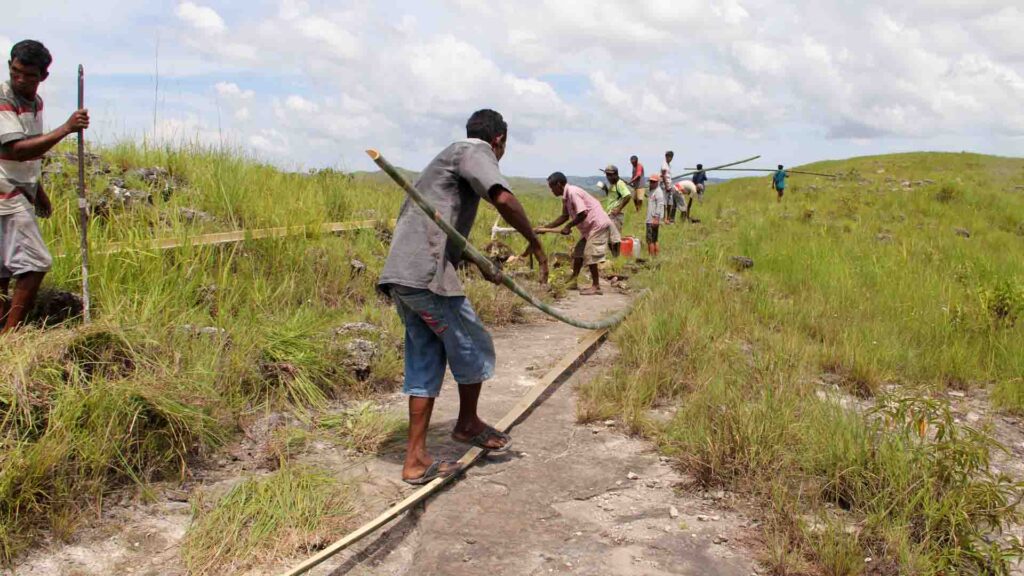 Pemasangan pipa dari sekolah menuju kampung paddi, Womarru dan kokur